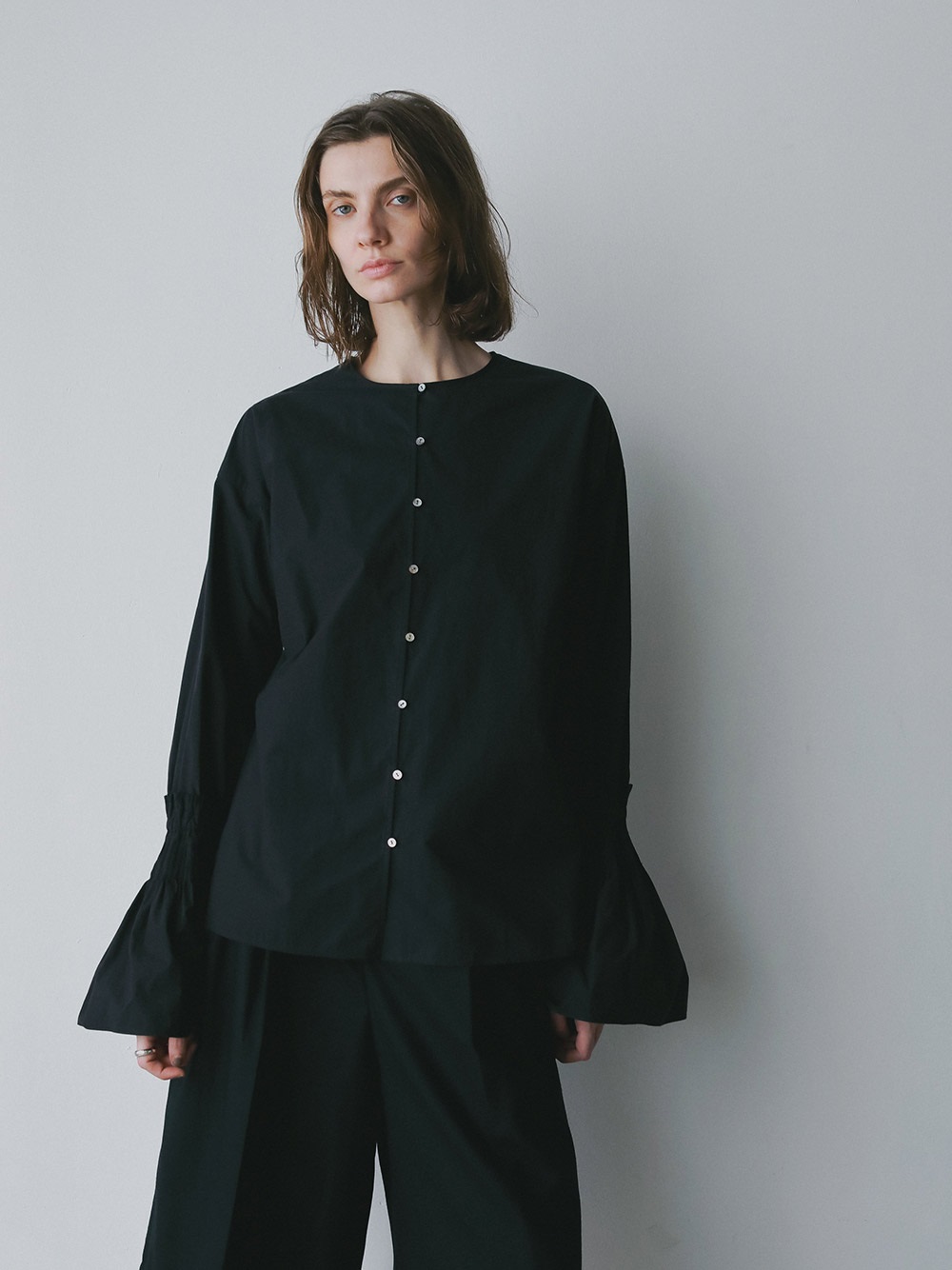 ピンタックフレアカフスブラウス