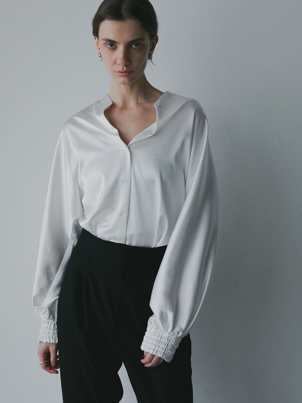 サテンＶネックブラウス(01オフホワイト-フリー)