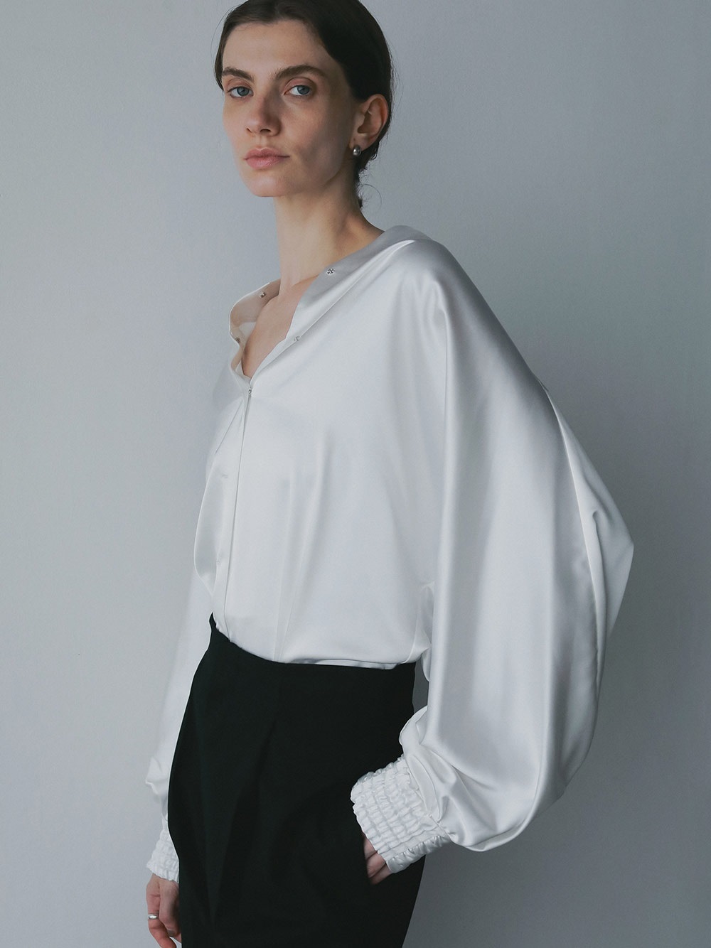 サテンＶネックブラウス