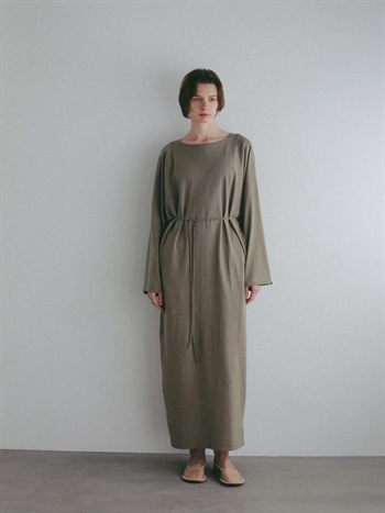 ＜3月19日（木）販売開始＞ブラウジングマキシワンピース(63カーキ-１)