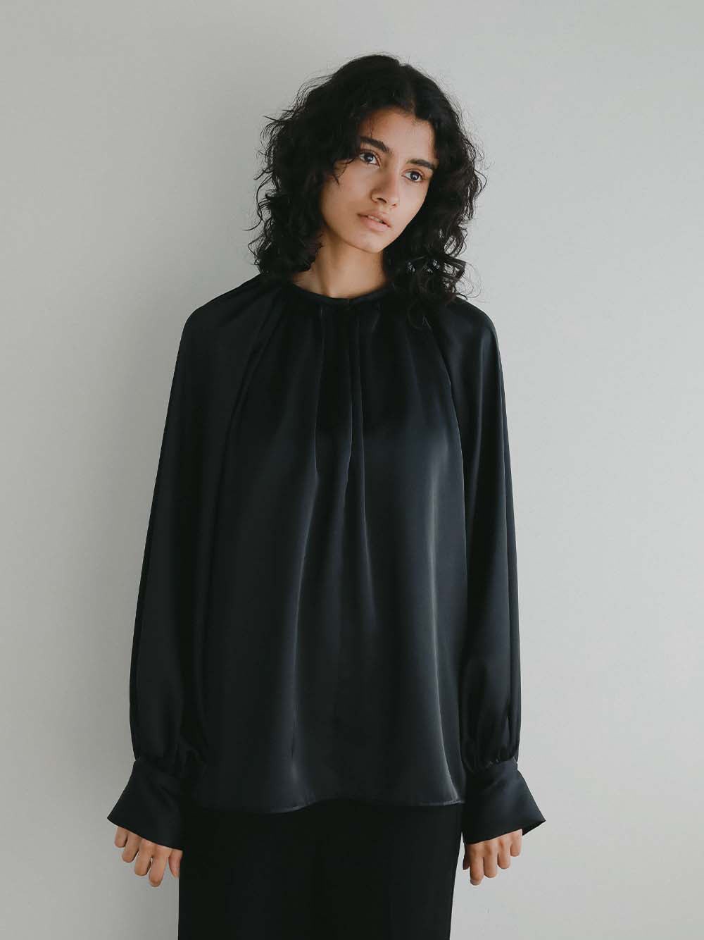 ＜1月29日（木）販売開始＞ギャザーサテンブラウス(00ブラック-フリー)