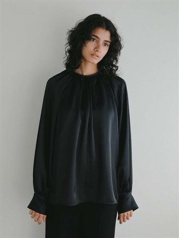 ＜1月29日（木）販売開始＞ギャザーサテンブラウス(00ブラック-フリー)