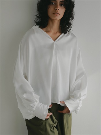 ＜1月29日（木）販売開始＞ギャザーサテンブラウス(01オフホワイト-フリー)