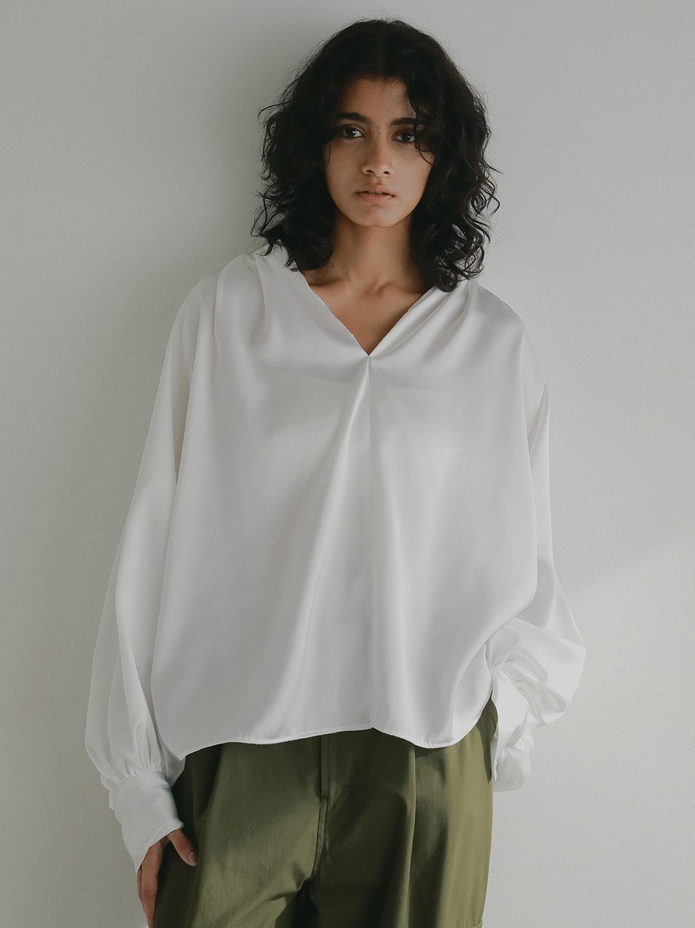 ＜1月29日（木）販売開始＞ギャザーサテンブラウス