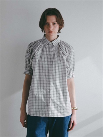 ＜3月19日（木）販売開始＞ショルダータックチェックブラウス(82グレージュ-フリー)