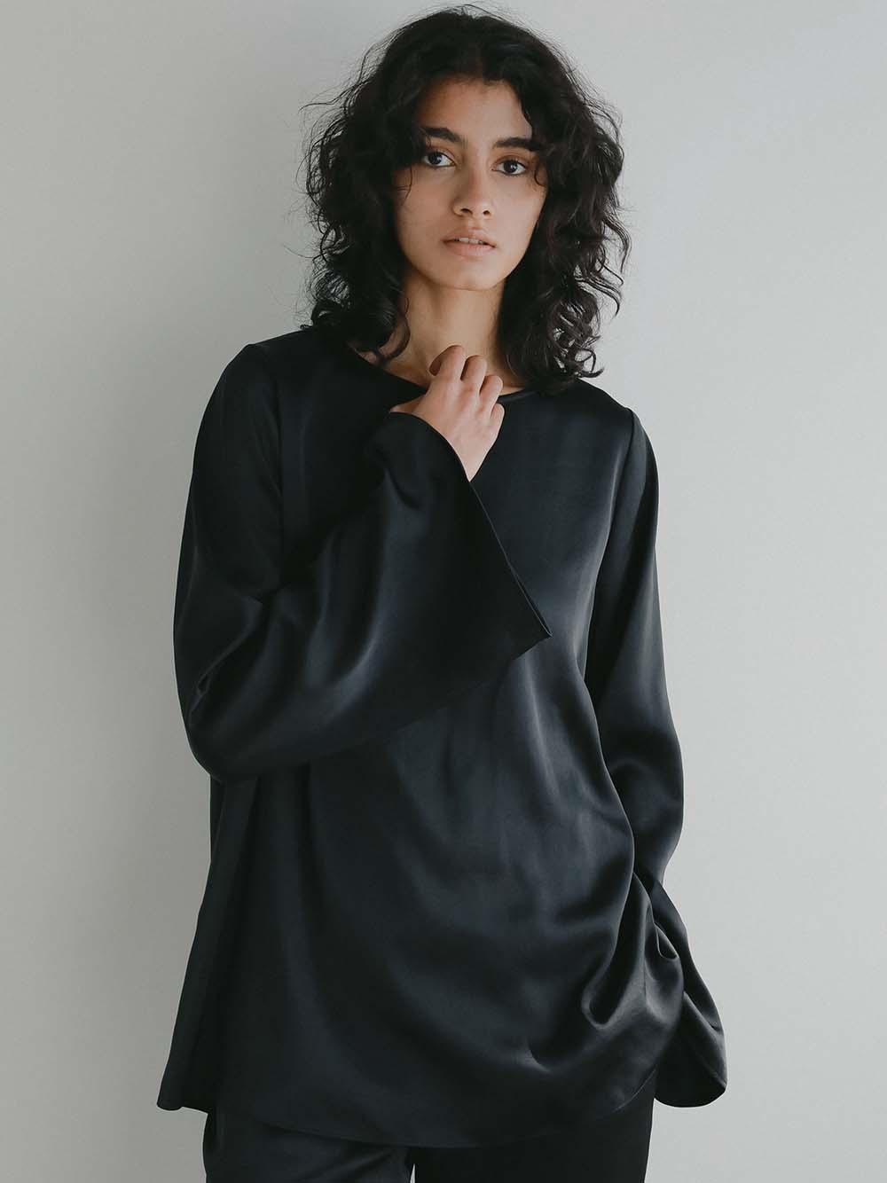 ＜2月12日（木）販売開始＞サテンフレアスリーブブラウス(00ブラック-フリー)