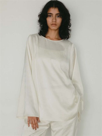 ＜2月12日（木）販売開始＞サテンフレアスリーブブラウス(01オフホワイト-フリー)