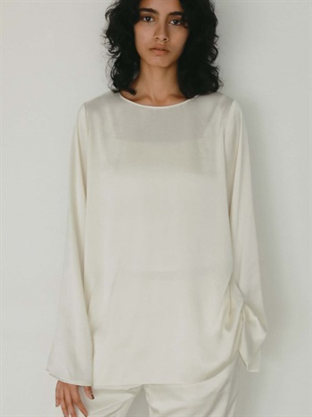 ＜2月12日（木）販売開始＞サテンフレアスリーブブラウス