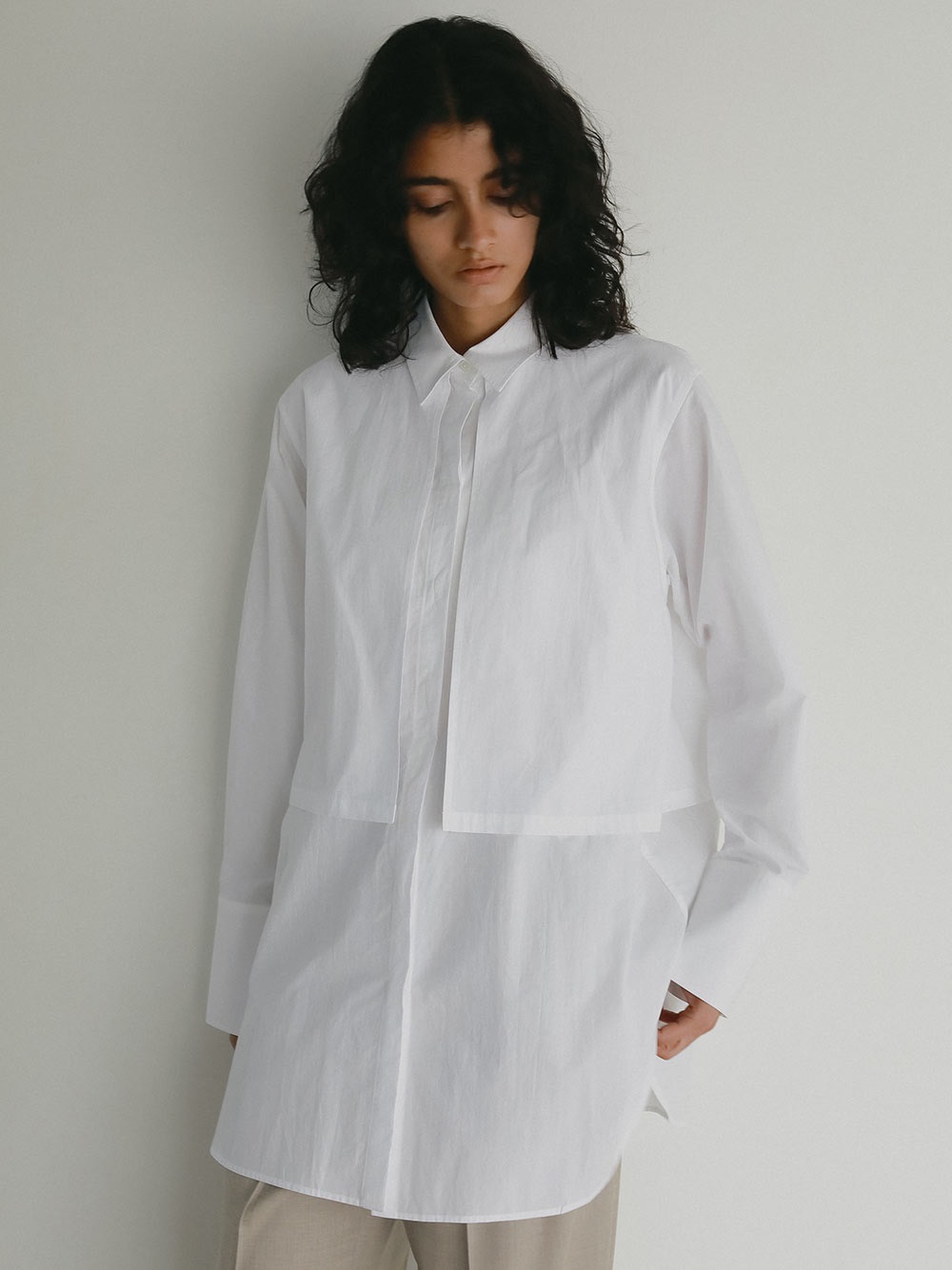 ＜1月22日（木）販売開始＞レイヤードデザインシャツ(01オフホワイト-フリー)