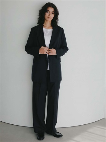 ＜2月5日（木）販売開始＞タックストレートパンツ(70ネイビー-２)