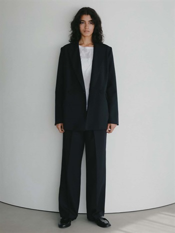 ＜2月5日（木）販売開始＞タックストレートパンツ