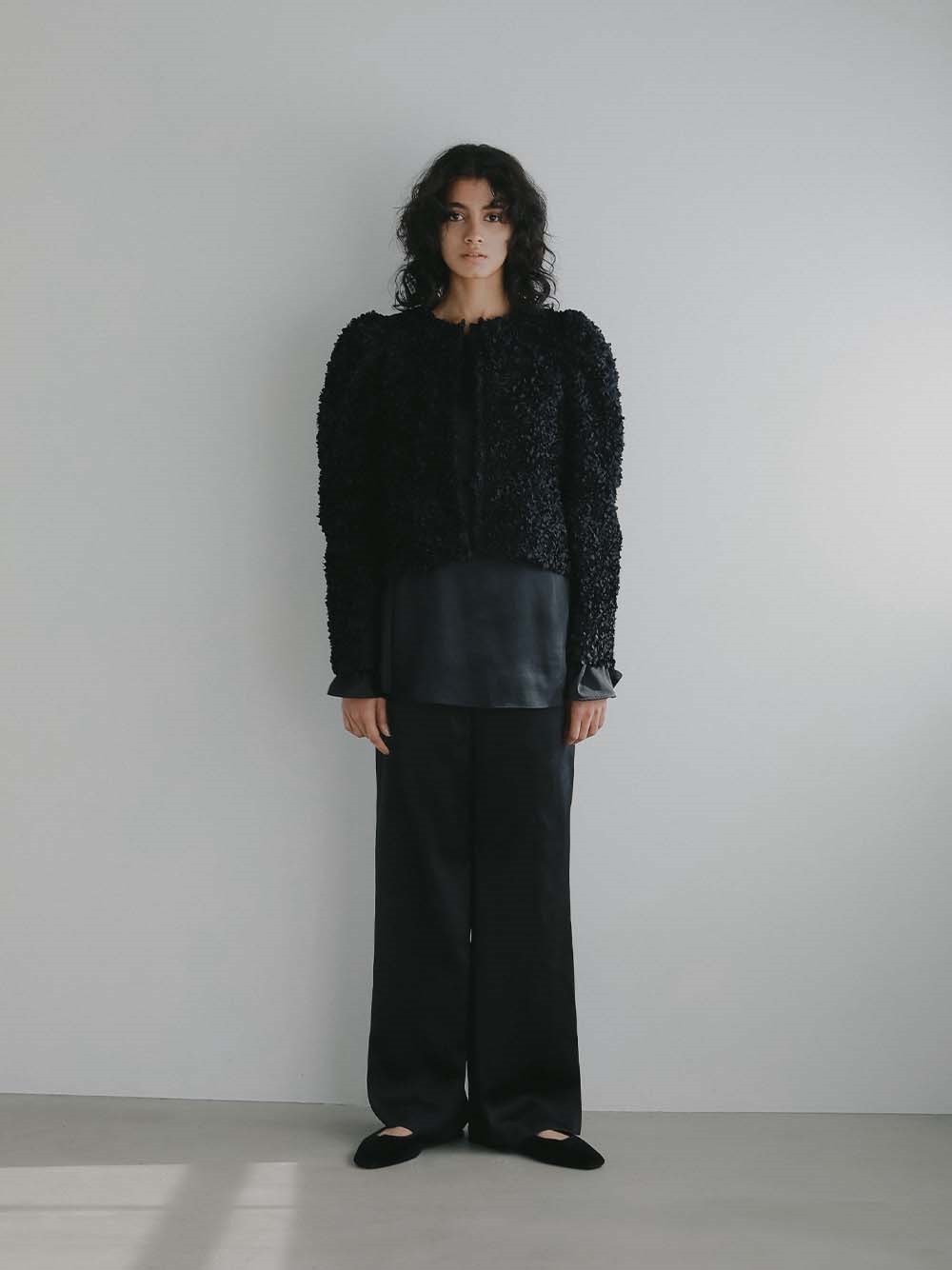 ＜2月12日（木）販売開始＞サテンフレアシルエットパンツ(00ブラック-１)