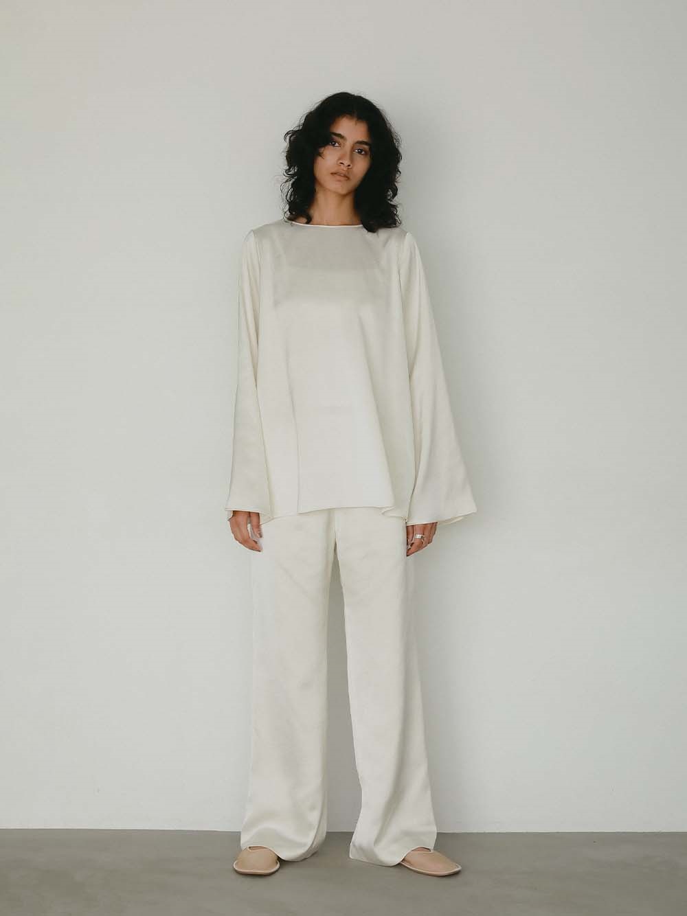 ＜2月12日（木）販売開始＞サテンフレアシルエットパンツ(01オフホワイト-１)