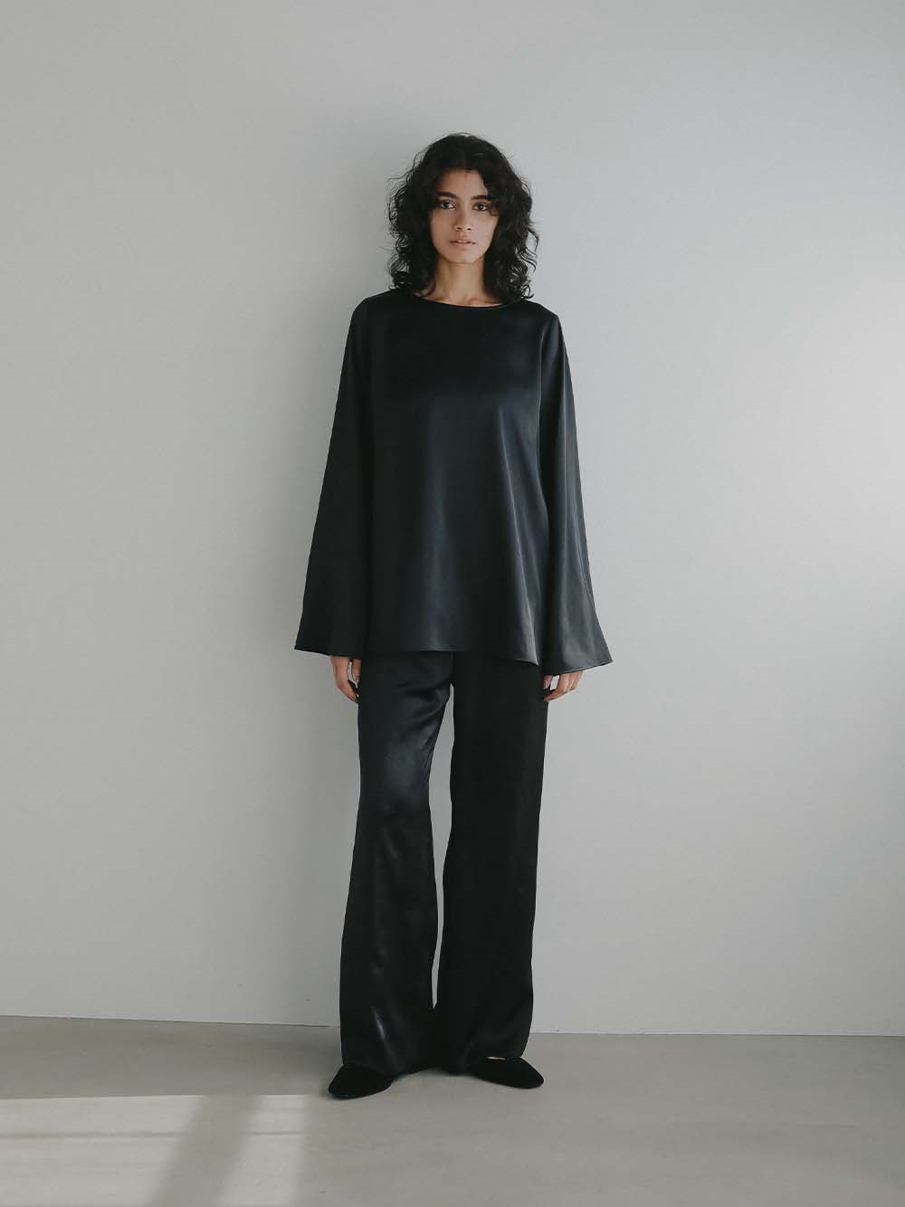 ＜2月12日（木）販売開始＞サテンフレアシルエットパンツ