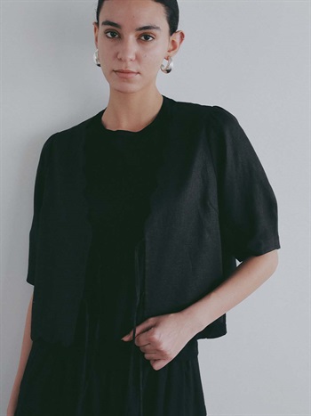 ＜4月23日（木）販売開始＞リネンスカラップブラウス(00ブラック-フリー)