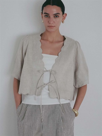 ＜4月23日（木）販売開始＞リネンスカラップブラウス(82ベージュ-フリー)