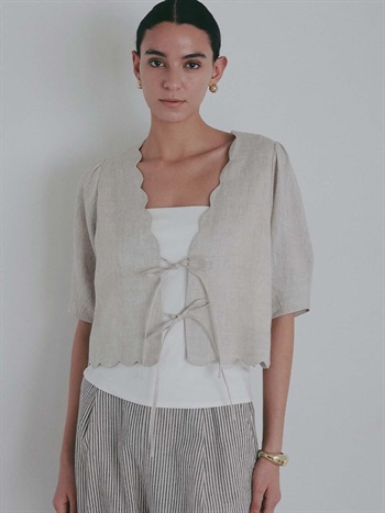 ＜4月23日（木）販売開始＞リネンスカラップブラウス