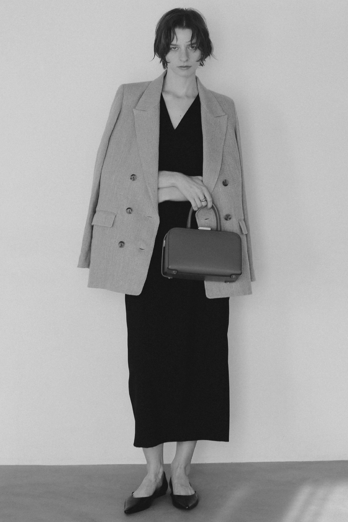 リネンテーラードジャケット・ウエストタックドレスを着用した女性の画像