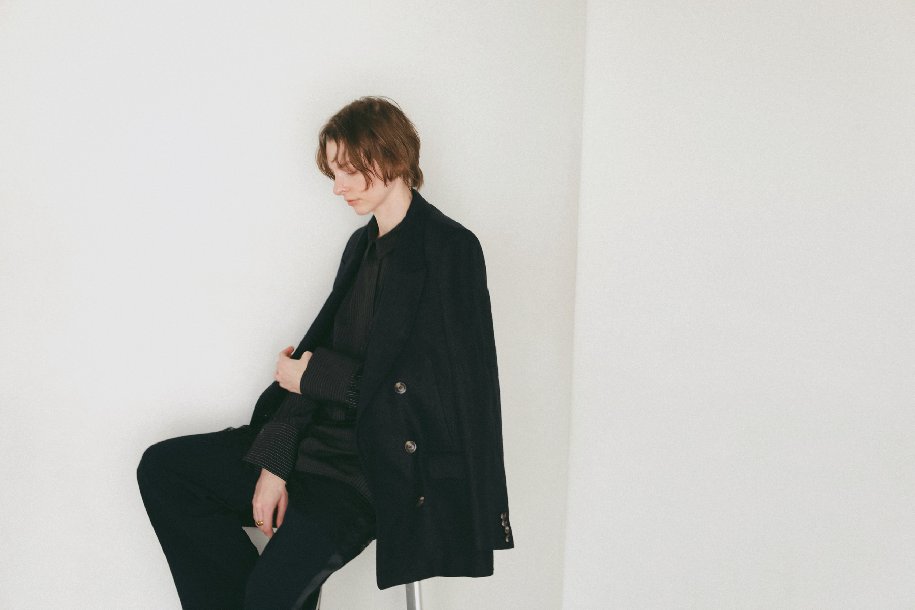 リネンテーラードジャケット・レースコンビシャツワンピース・サイドラインパンツを着用した女性の画像