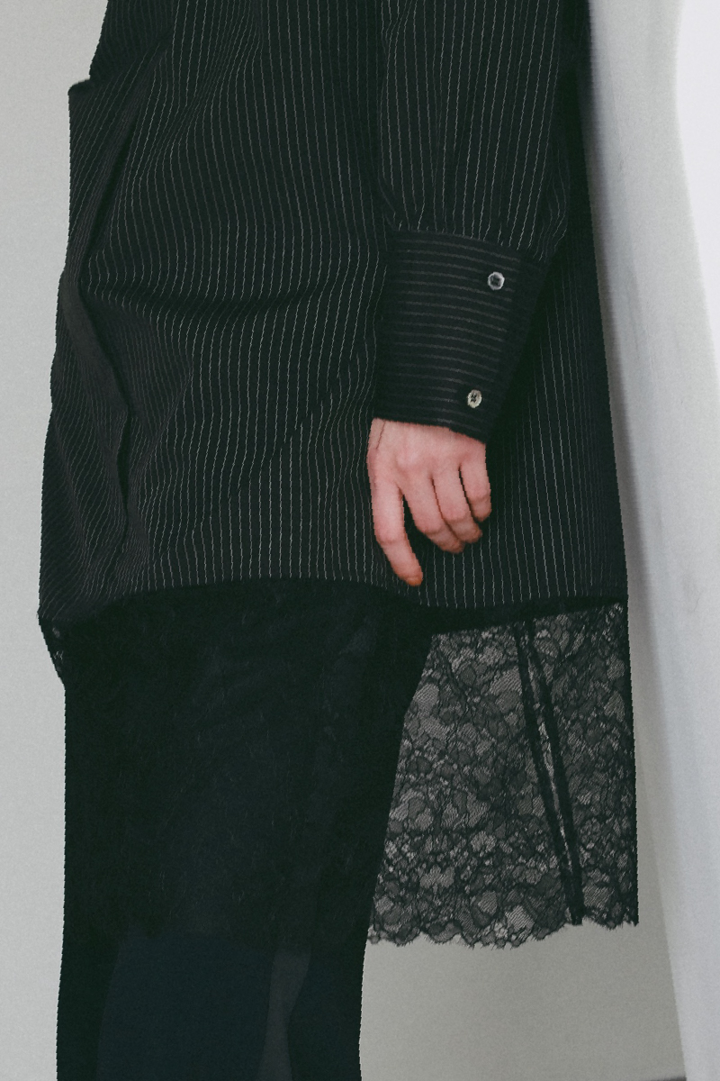 レースコンビシャツワンピース・サイドラインパンツを着用した女性の画像