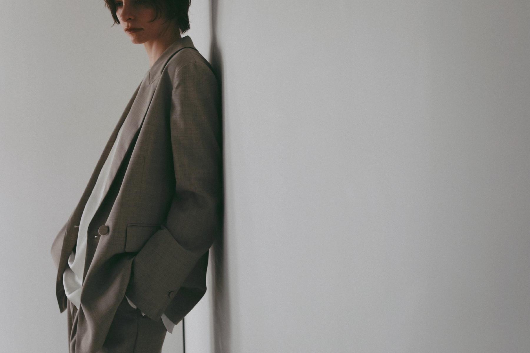 リラクシーダブルジャケット・タックストレートパンツを着用した女性の画像