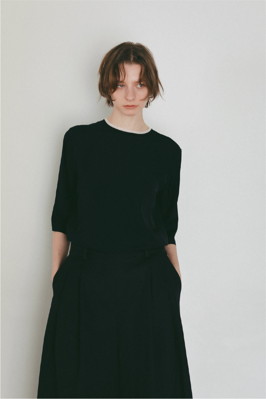 レーストリムブラウス・コットンワイドパンツを着用した女性の画像