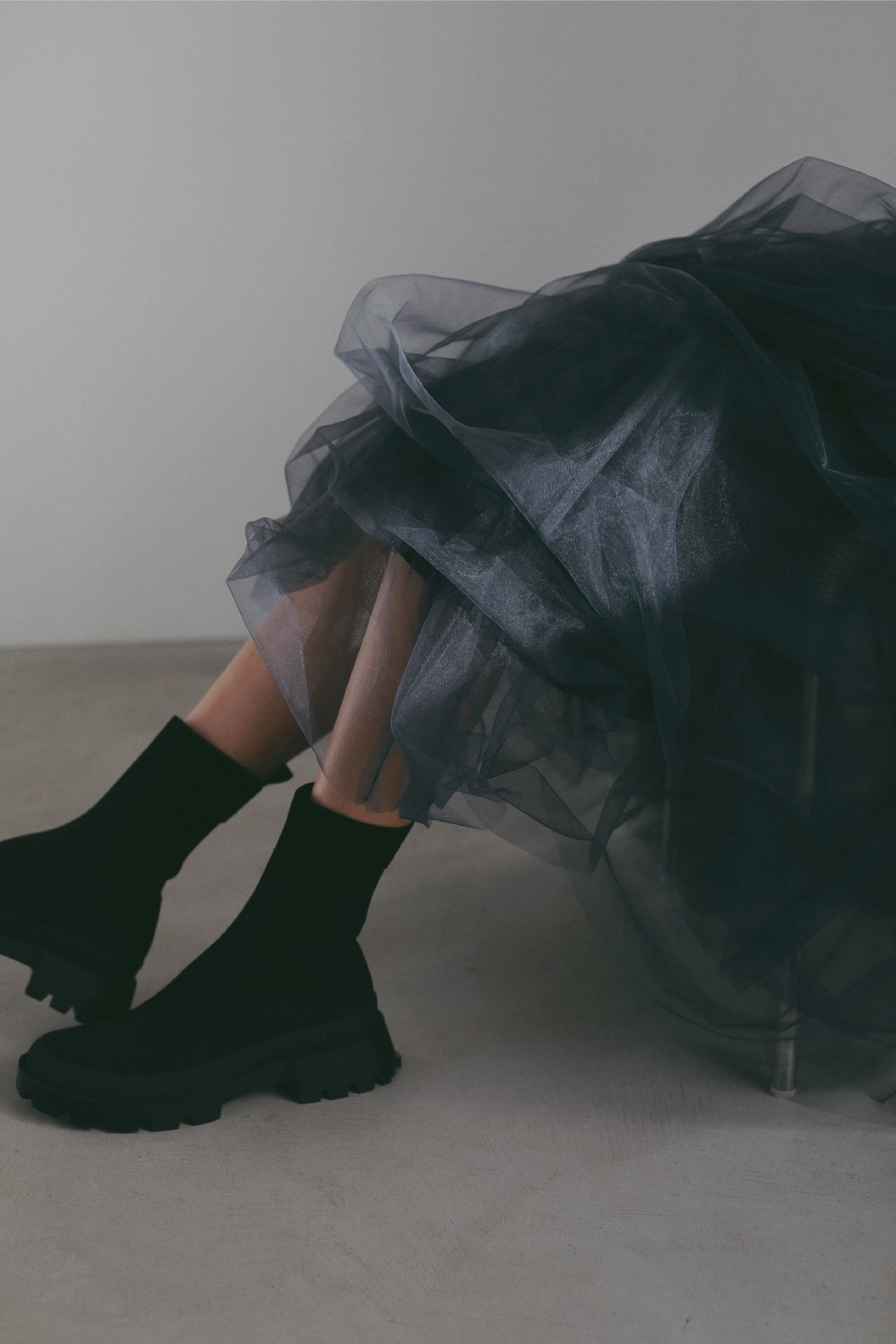 ブラックのスカートを着用した女性の足元の画像