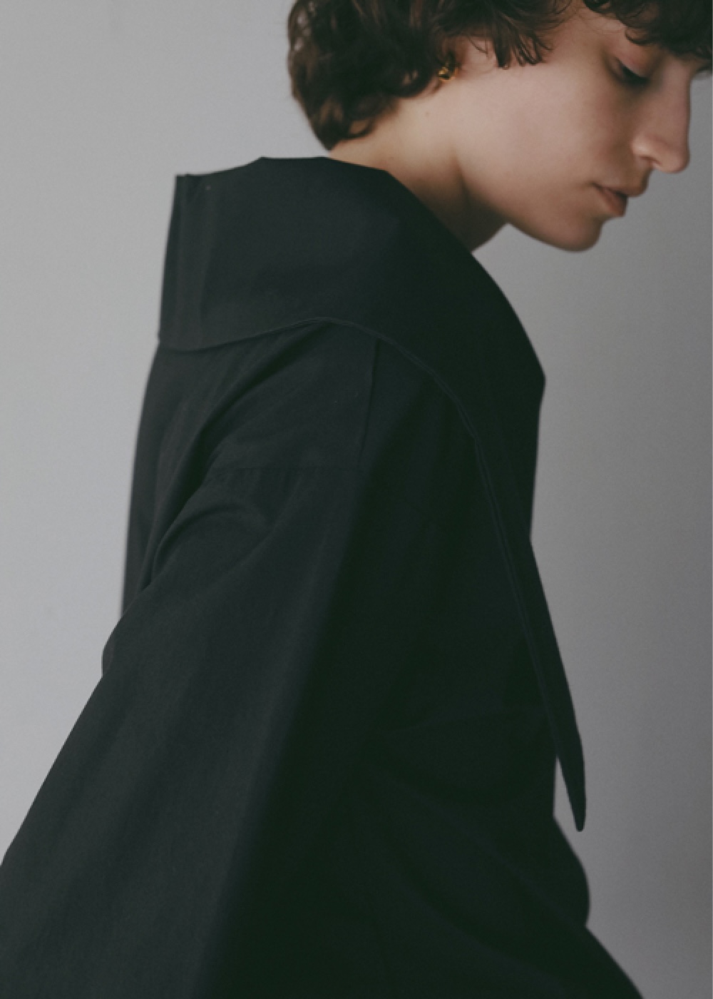 ブラックのブラウスを着用した女性の画像