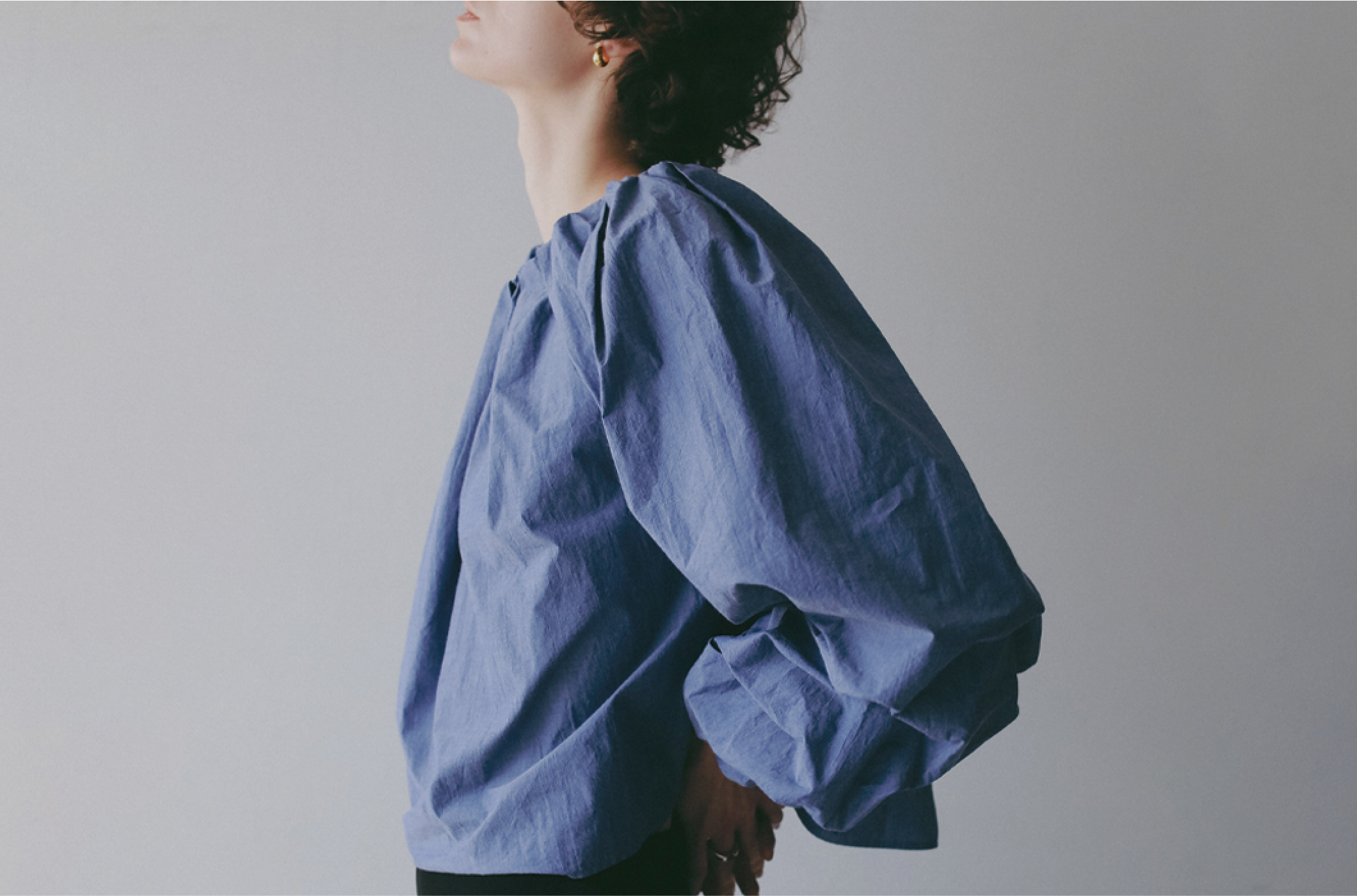 ブルーのブラウスを着用した女性の画像