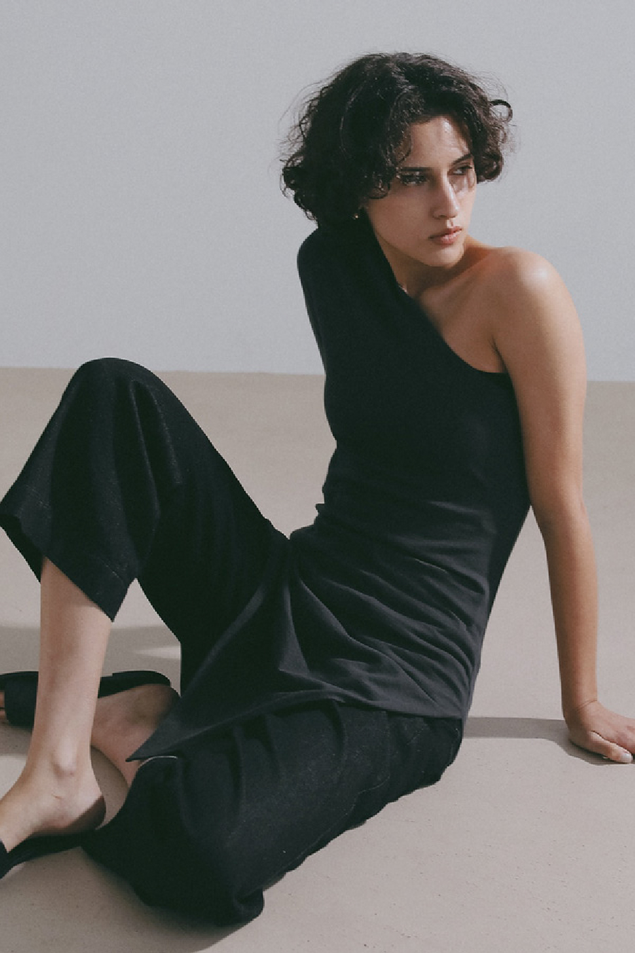 ブラックのトップス・ブラックのパンツを着用した女性